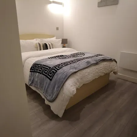 Stylish 2 Bedrooms, 2 Bathrooms With Workspace In Milton Keynes Exterior photo
