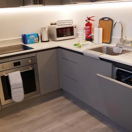 Stylish 2 Bedrooms, 2 Bathrooms With Workspace In Milton Keynes Exterior photo
