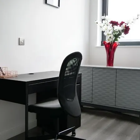 Stylish 2 Bedrooms, 2 Bathrooms With Workspace In Milton Keynes Exterior photo