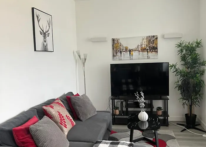 Stylish 2 Bedrooms, 2 Bathrooms With Workspace In Milton Keynes