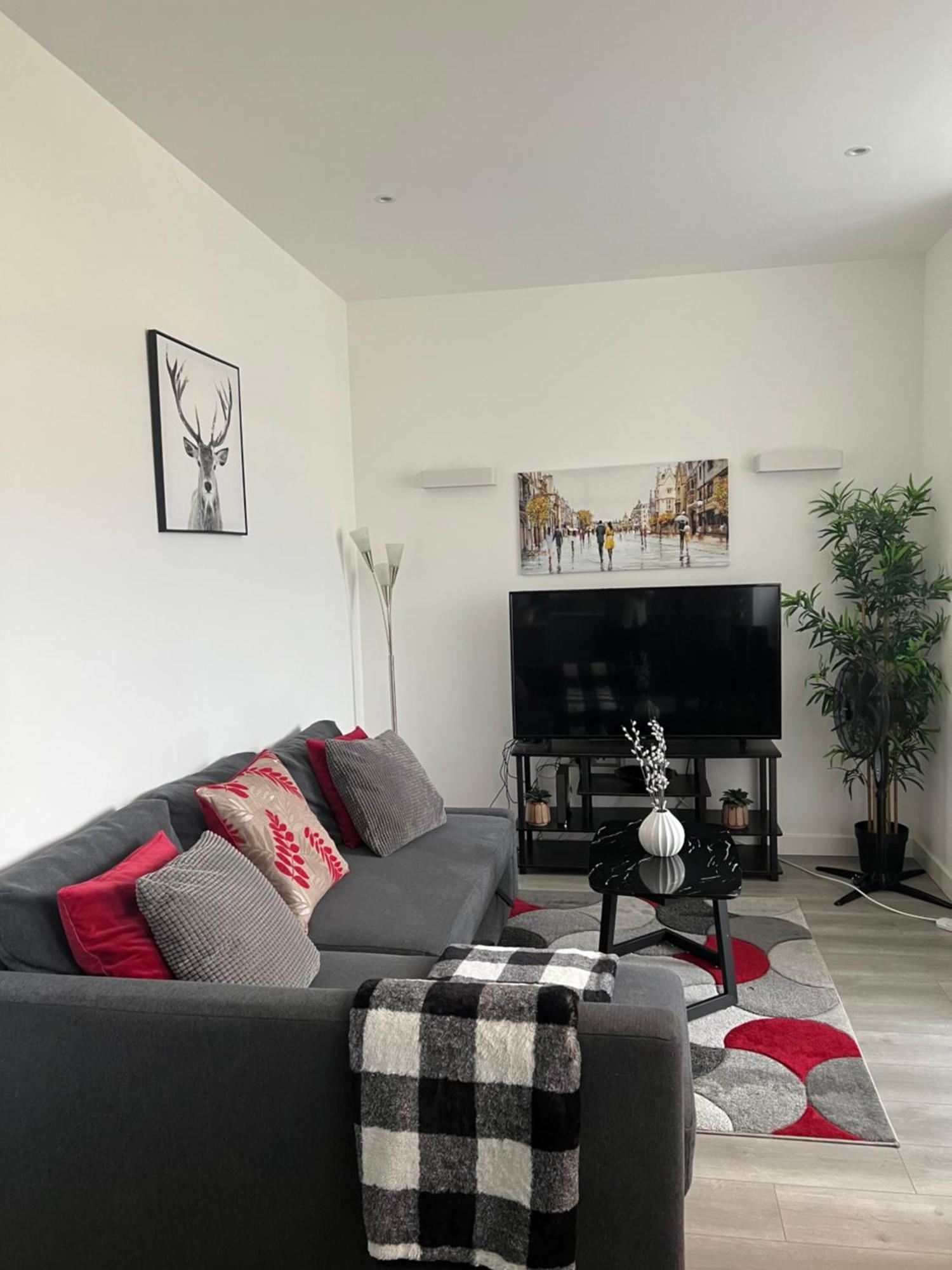 Stylish 2 Bedrooms, 2 Bathrooms With Workspace In Apartment Milton Keynes